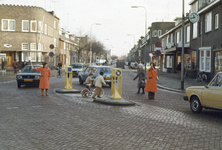 117550 Afbeelding van twee verkeersbrigadiers op de oversteekplaats voor voetgangers op het Willem van Noortplein te ...